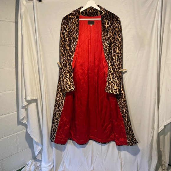 VINTAGE DOLCE & CABBANA Leopard Velvet Trench Coat with Red Quilted Lining. - Picture 3 of 6